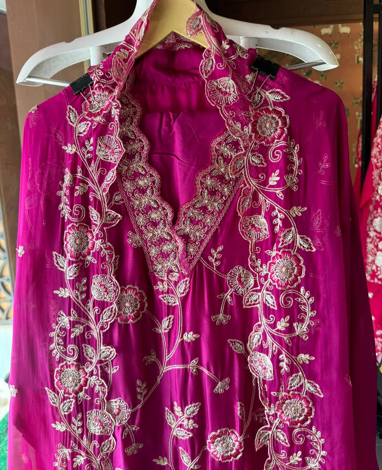 Show our new embroidered Silk Collection