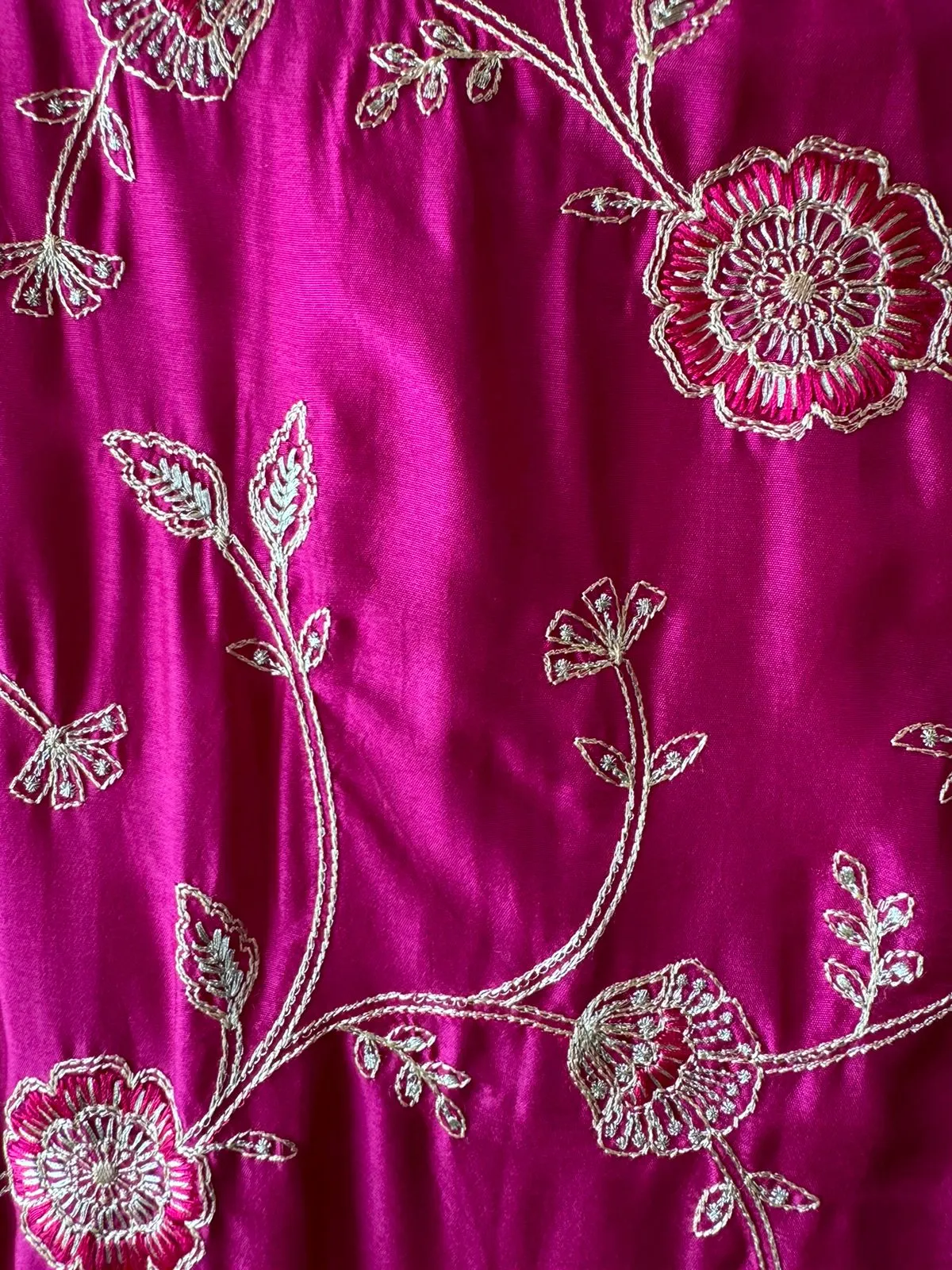 Show our new embroidered Silk Collection